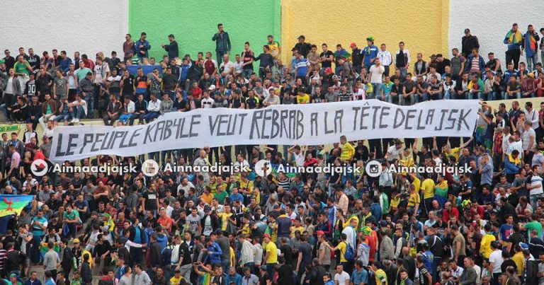 Une banderole au nom du Peuple kabyle sur les gradins du Stade de la JSK