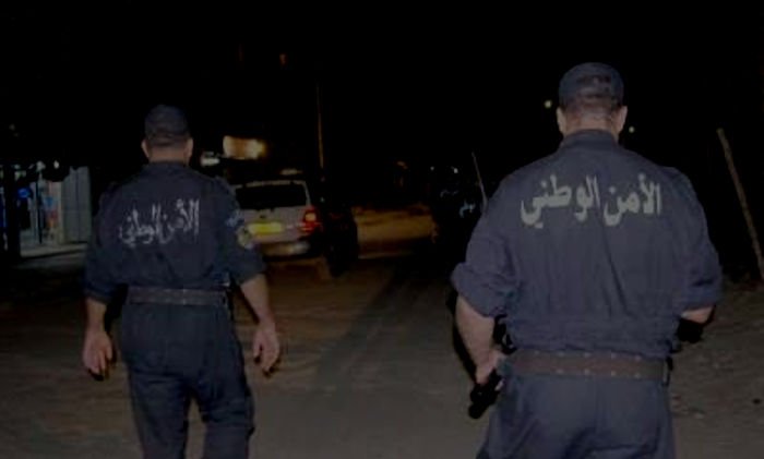 Les agents de la police coloniale sont en train d’arracher les affichages à Tizi Wezzu ville
