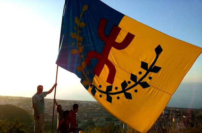 Levée du drapeau kabyle à Iḥemziyen, Tiziṭ et Melbu – Siwel