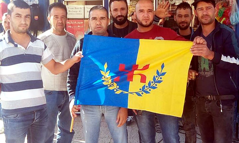 La population de Saharidj apporte son soutien au militant intimidé Madjid Aggad