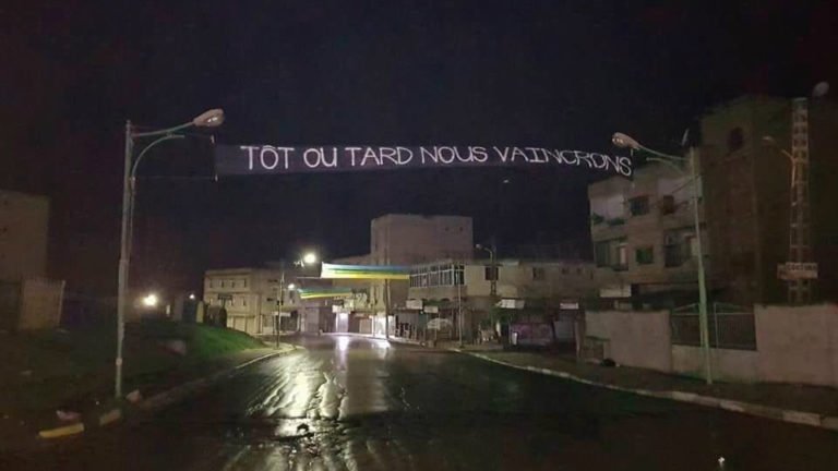 La police algérienne arrache une banderole « Tôt ou tard, nous vaincrons » à Tizi Bucen