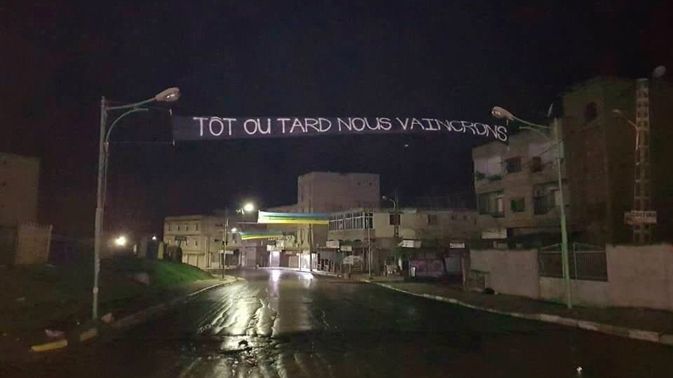 La police algérienne arrache une banderole « Tôt ou tard, nous vaincrons » à Tizi Bucen