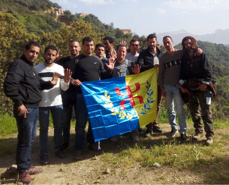 Laṛevεa n At Iraten : Lunis Hamzi et Samir Muqrani animent une rencontre de sensibilisation pour la marche du 20 Avril à Tizi-Wezzu