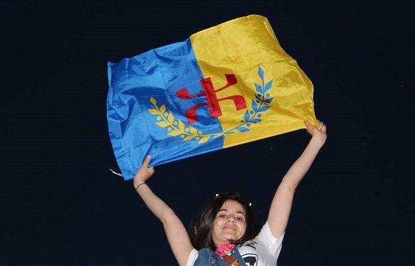 Une Kabyle résidente aux États-Unies humiliée par les autorités algériennes à l’aéroport