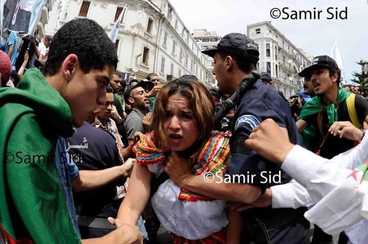 Après le drapeau kabyle et amazigh, la robe kabyle emblème de l’honneur et de la dignité ancestrale, menacée par le système algérien