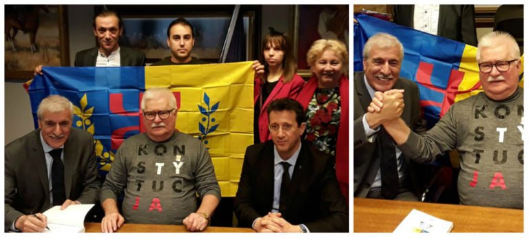 Ferhat Mehenni rencontre Lech Wałęsa à Gdansk