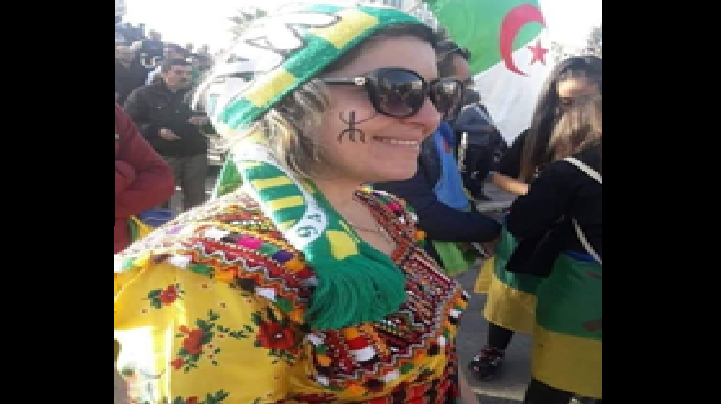 LE POUVOIR COLONIAL S’ATTAQUE MÊME AUX FEMMES QUI PORTENT LA ROBE KABYLE