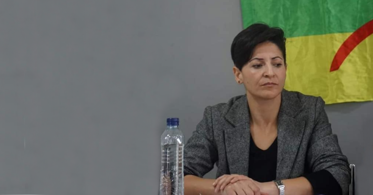 LES FORCES COLONIALES ALGÉRIENNES ENCERCLENT LE DOMICILE DE LA MILITANTE KABYLE MIRA MOKNACHE