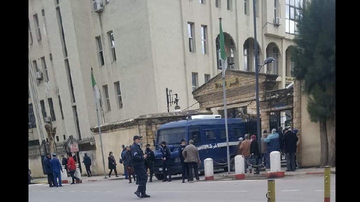 UN JUGE REFUSE UN PLAIDOYER EN LANGUE KABYLE AU TRIBUNAL DE VGAYET: LE COLONIALISME SE CONFIRME EN KABYLIE