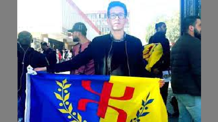 SOFIANE BABACI EST CHALEUREUSEMENT ACCUEILLI PAR LES CITOYENS APRÈS SA SORTIE DU COMMISSARIAT DE LAAZIV