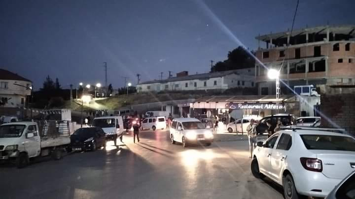 LA GENDARMERIE COLONIALE ALGERIENNE KIDNAPPE QUATRE KABYLES À ADEKAR. LES CITOYENS FERMENT LA ROUTE NATIONALE EN GUISE DE PROTESTATION