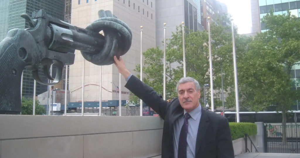 Photo pour la paix, prise par Kamira Nait Sid, Ferhat Mehenni un Homme de Paix devant les Nations Unies à New York en juin 2009