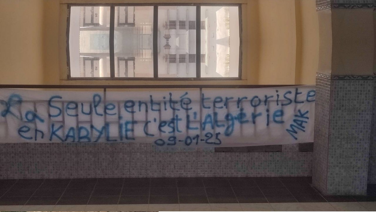 Yennayer 2975 : au campus Avudaw de l’université de Vgayet, une banderole dénonce le terrorisme de l’État algérien en Kabylie