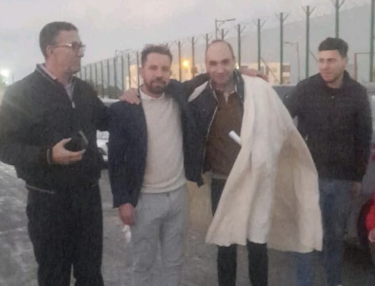 Le Kabyle, Mounir Kaabache quitte la prison coloniale algérienne de Koléa après plusieurs années de détention politique
