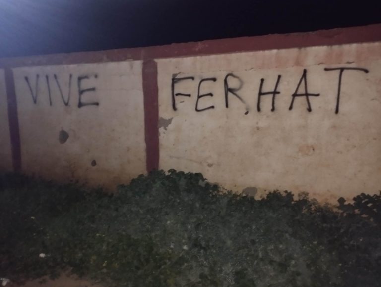 DES TAGS REVENDICATIFS EN KABYLIE POUR L’INDÉPENDANCE ET LA LIBÉRATION DES DÉTENUS POLITIQUES.