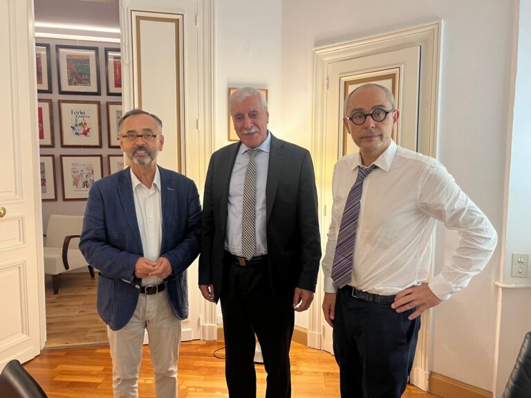 RENCONTRE ENTRE FERHAT MEHENNI ET ROBERT MÉNARD : LA DIPLOMATIE KABYLE ÉLARGIT SES INTERLOCUTEURS
