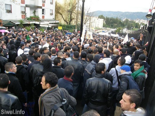 Marches, sit-ins, routes coupées : la révolte s'installe en Kabylie Marches, sit-ins, routes coupées : la révolte s'installe en Kabylie