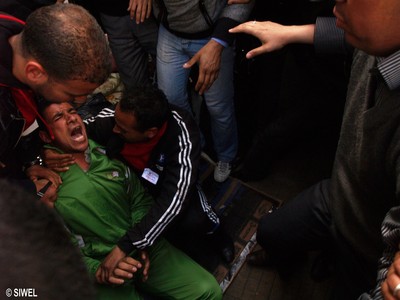 Algérie : un enseignant contractuel tente de s'immoler par le feu devant le siège de la présidence Algérie : un enseignant contractuel tente de s'immoler par le feu devant le siège de la présidence