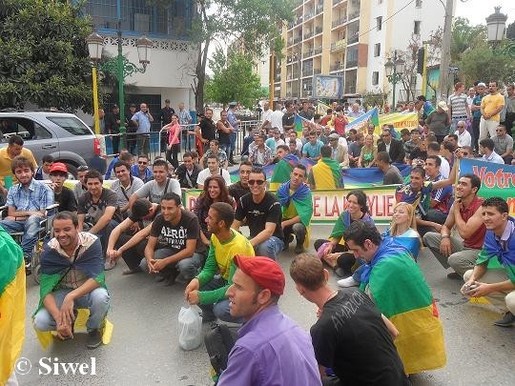 Plusieurs centaines de manifestants marchent à Tizi-Ouzou à l'appel du MAK Plusieurs centaines de manifestants marchent à Tizi-Ouzou à l'appel du MAK