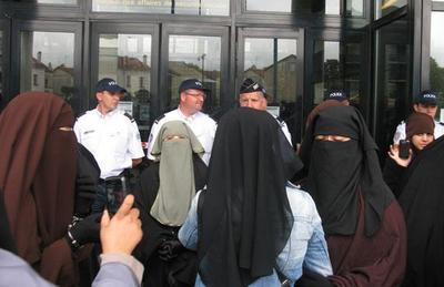 France : première condamnation en justice pour port de voile intégral France : première condamnation en justice pour port de voile intégral