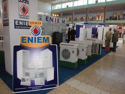 Des centaines de travailleurs de l'ENIEM observent un sit-in Des centaines de travailleurs de l'ENIEM observent un sit-in