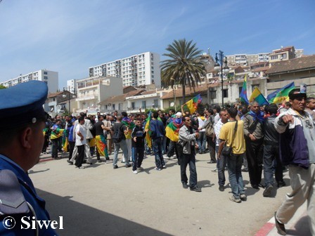 Neuf militants du MAK arrêtés dans un barrage de la gendarmerie à Ath Yenni  Neuf militants du MAK arrêtés dans un barrage de la gendarmerie à Ath Yenni