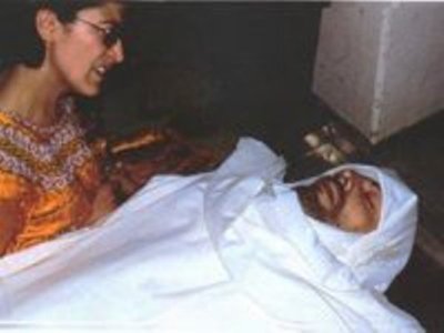 Matoub Lounes tué à bout portant à l'extérieur de sa voiture selon des experts français Matoub Lounes tué à bout portant à l'extérieur de sa voiture selon des experts français