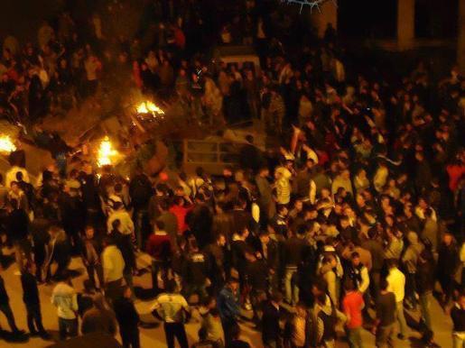 Les étudiants marchent à Tizi-Ouzou Les étudiants marchent à Tizi-Ouzou