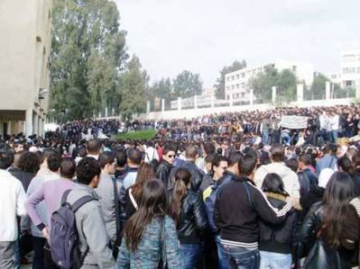 Vgayet : rassemblement des étudiants devant le siège de la wilaya Vgayet : rassemblement des étudiants devant le siège de la wilaya