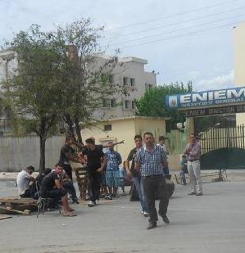 Tizi-Ouzou : les travailleurs de l'abattoir communal ferment la route Tizi-Ouzou : les travailleurs de l'abattoir communal ferment la route