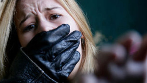 Tunisie : une jeune femme violée par deux policiers est poursuivie pour atteinte à la pudeur Tunisie : une jeune femme violée par deux policiers est poursuivie pour atteinte à la pudeur