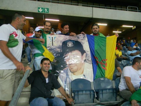 CAN 2013 : le drapeau Amazigh et une photo géante de Matoub Lounès à Johannesburg pour accueillir l'équipe algérienne représentant le « monde arabe » 