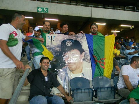 CAN 2013 : le drapeau Amazigh et une photo géante de Matoub Lounès à Johannesburg pour accueillir l'équipe algérienne représentant le « monde arabe » CAN 2013 : le drapeau Amazigh et une photo géante de Matoub Lounès à Johannesburg pour accueillir l'équipe algérienne représentant le « monde arabe »