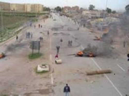 Taqerbust : Les citoyens en sit-in devant le palais de justice pour exiger la libération des détenus Taqerbust : Les citoyens en sit-in devant le palais de justice pour exiger la libération des détenus