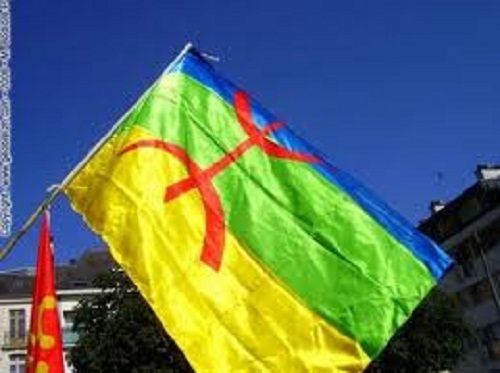 Village des At Wizgan (Bouzeguène) : Les islamistes et la police interdisent le drapeau amazigh Village des At Wizgan (Bouzeguène) : Les islamistes et la police interdisent le drapeau amazigh