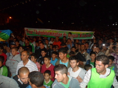En hommage à Matoub Lounes : Une banderole en faveur de l'autodétermination du peuple kabyle dans un gala d'Oulehlou à Lota. En hommage à Matoub Lounes : Une banderole en faveur de l'autodétermination du peuple kabyle dans un gala d'Oulehlou à Lota.