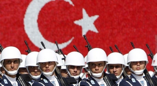 Turquie : Le parti islamiste au pouvoir restreind les prérogatives de l'armée Turquie : Le parti islamiste au pouvoir restreind les prérogatives de l'armée