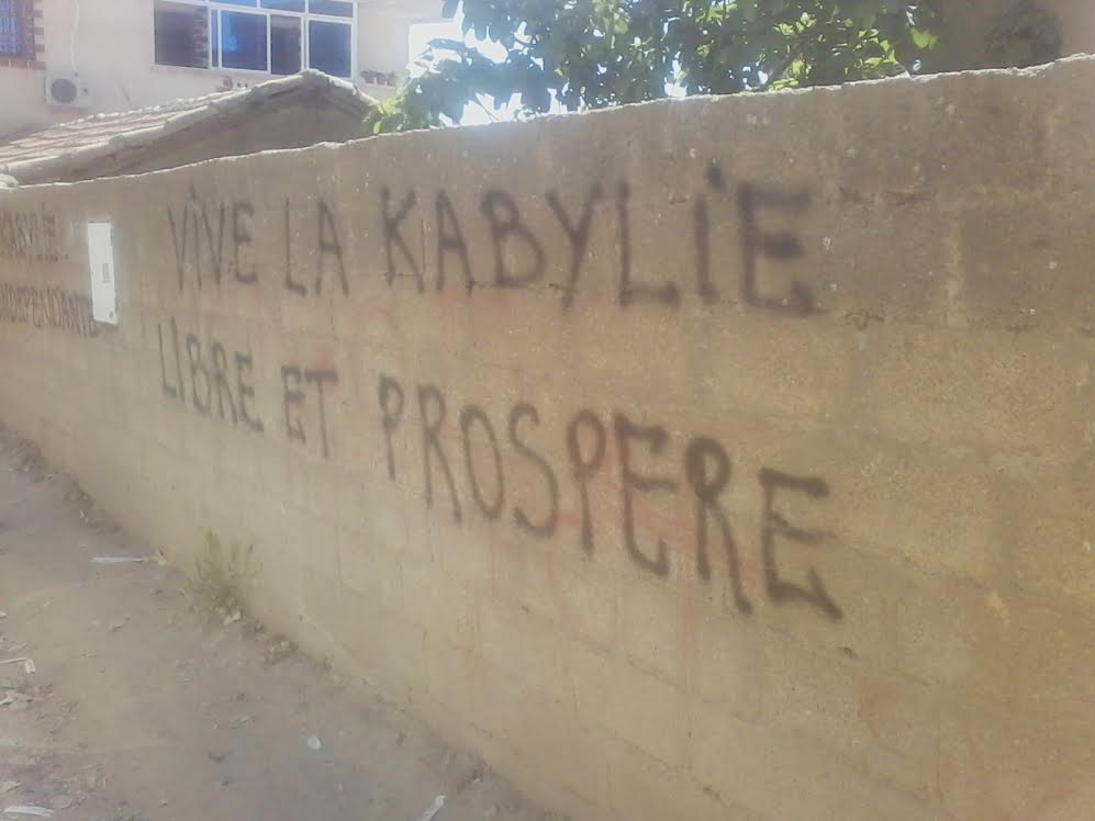 At Mesbah: le village d'Imache Amer aux couleurs du drapeau kabyle