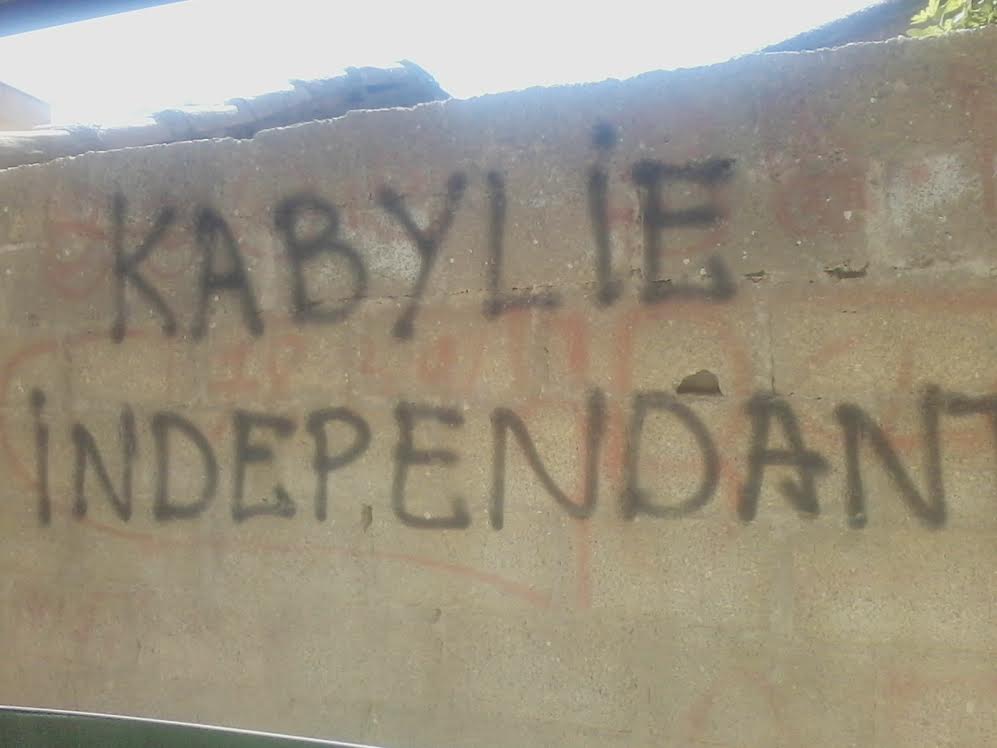 At Mesbah: le village d'Imache Amer aux couleurs du drapeau kabyle
