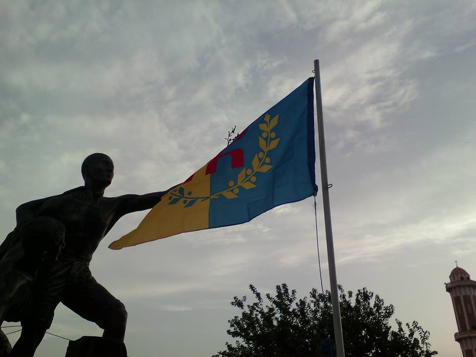 Lever du drapeau kabyle à Akbou : La population au Rendez-vous
