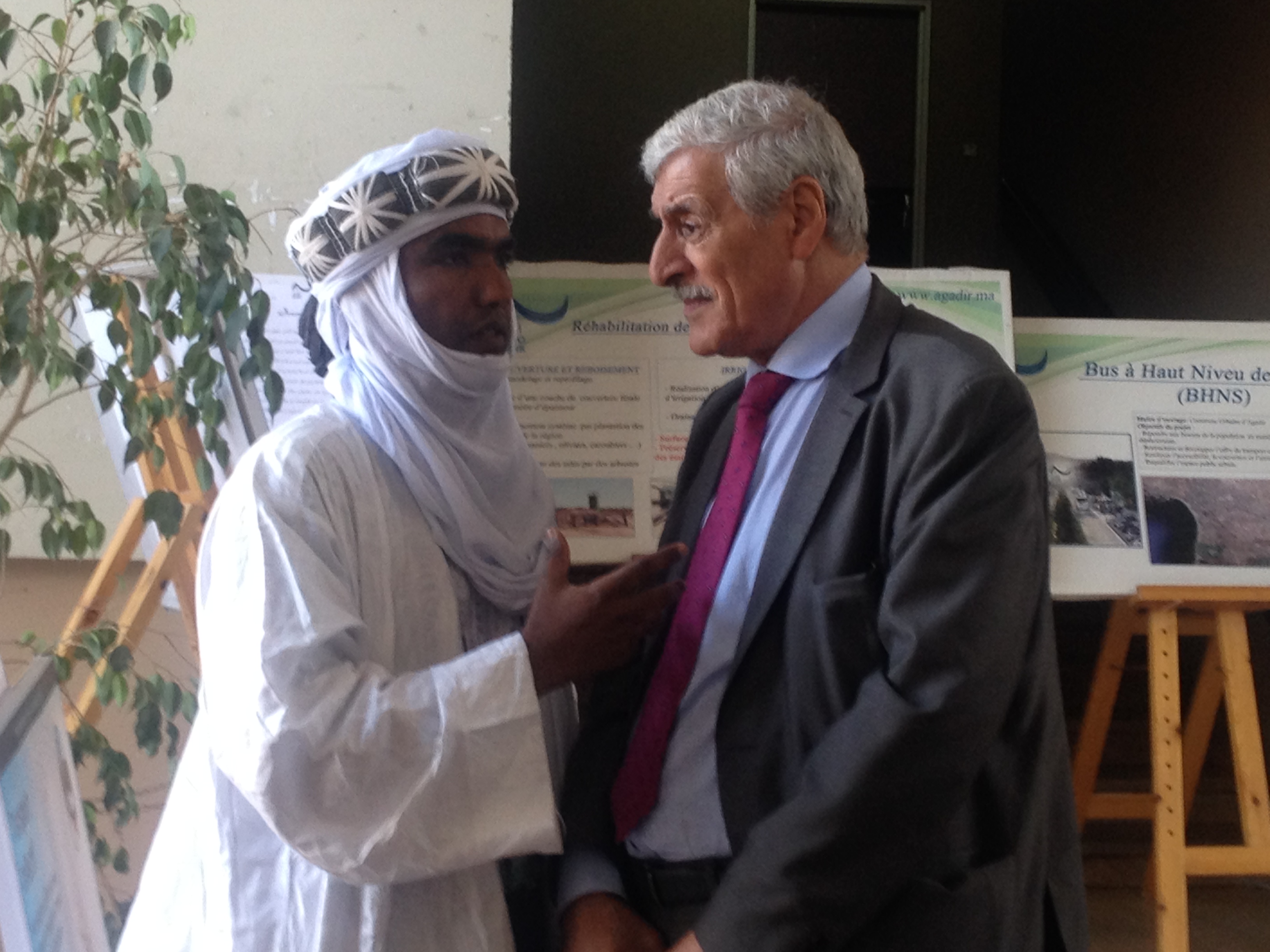 Ferhat Mehenni ovationné par les militants amazighs à la 7è session du Congrès mondial Amazigh Ferhat Mehenni ovationné par les militants amazighs à la 7è session du Congrès mondial Amazigh