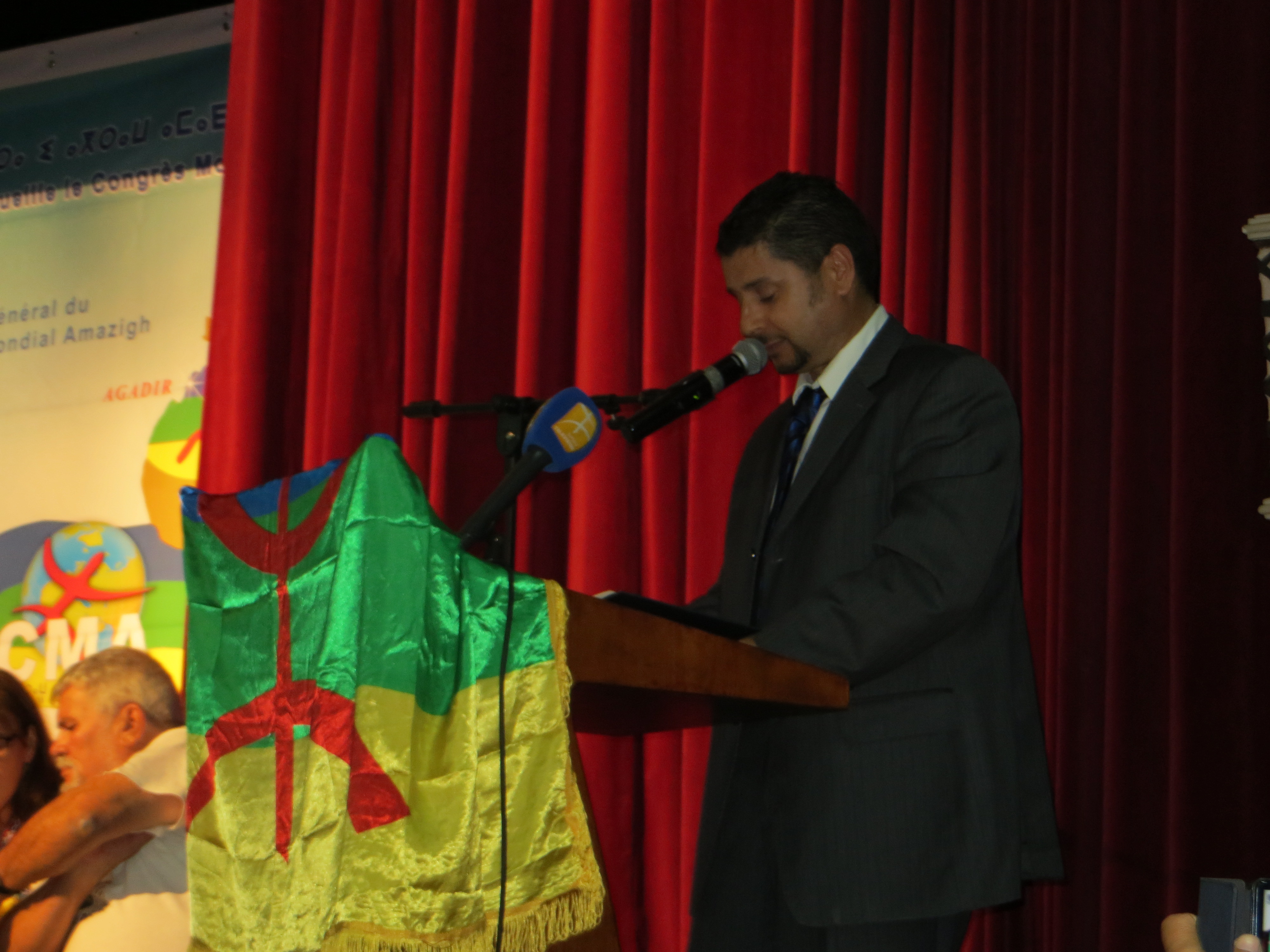 Ferhat Mehenni ovationné par les militants amazighs à la 7è session du Congrès mondial Amazigh
