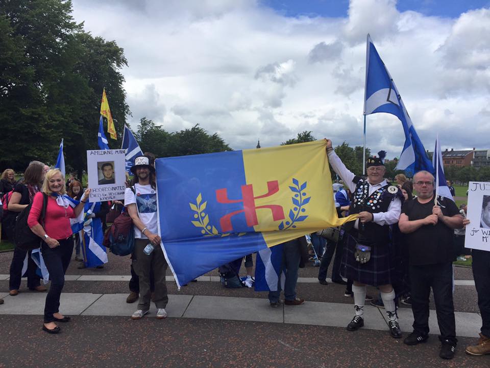 Glasgow : La Kabylie présente à la marche des indépendantistes écossais Glasgow : La Kabylie présente à la marche des indépendantistes écossais