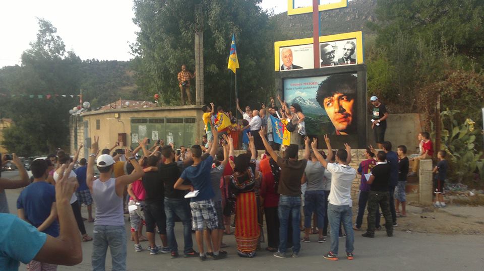 Lever du drapeau national kabyle à Ait Issad: Un événement historique Lever du drapeau national kabyle à Ait Issad: Un événement historique