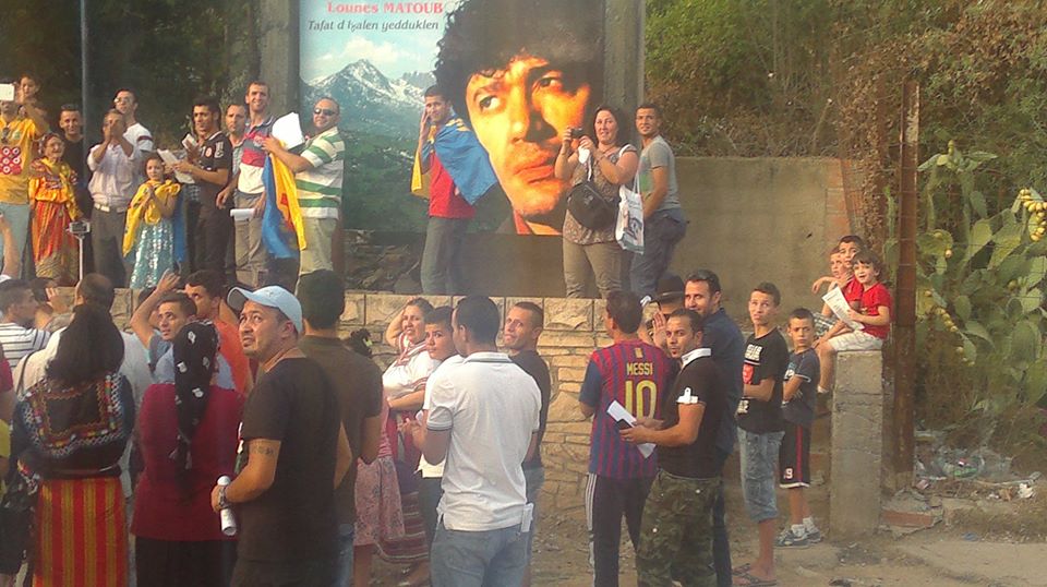 Lever du drapeau national kabyle à Ait Issad: Un événement historique Lever du drapeau national kabyle à Ait Issad: Un événement historique