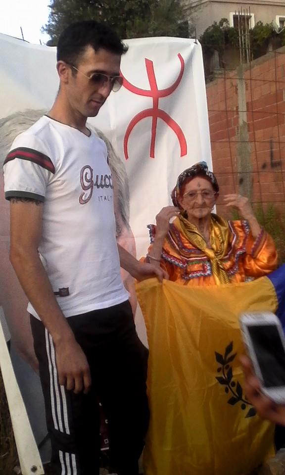 Lever du drapeau national kabyle à Ait Issad: Un événement historique Lever du drapeau national kabyle à Ait Issad: Un événement historique