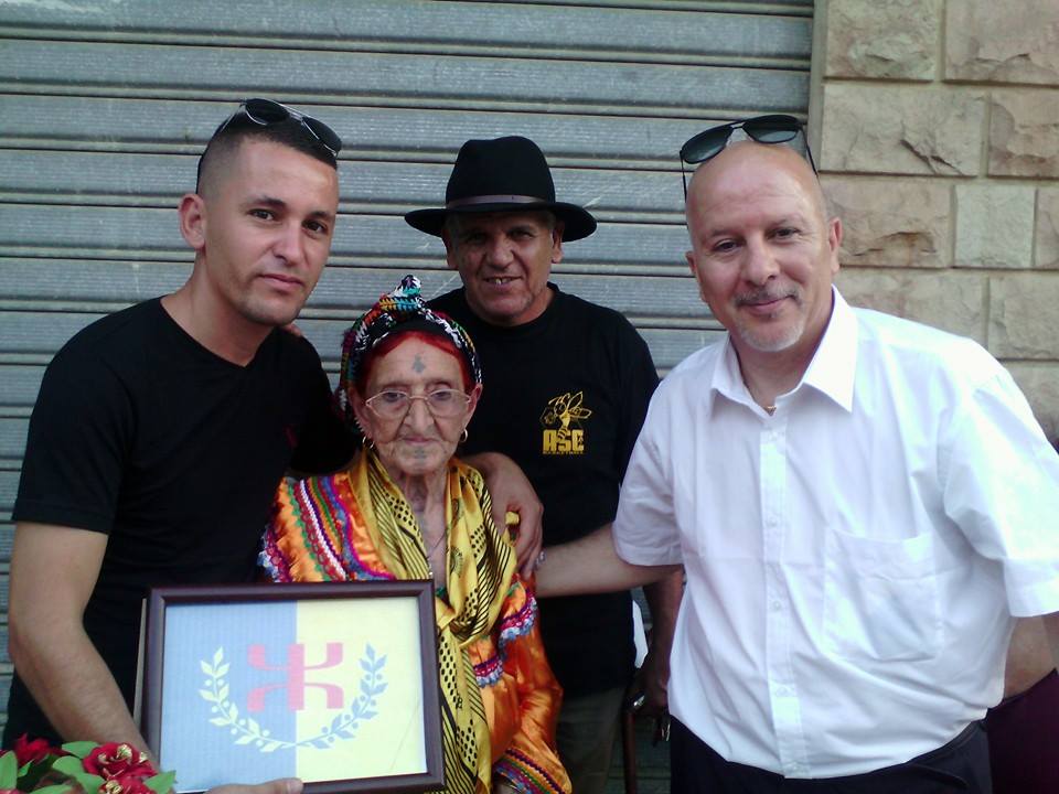Lever du drapeau national kabyle à Ait Issad: Un événement historique Lever du drapeau national kabyle à Ait Issad: Un événement historique
