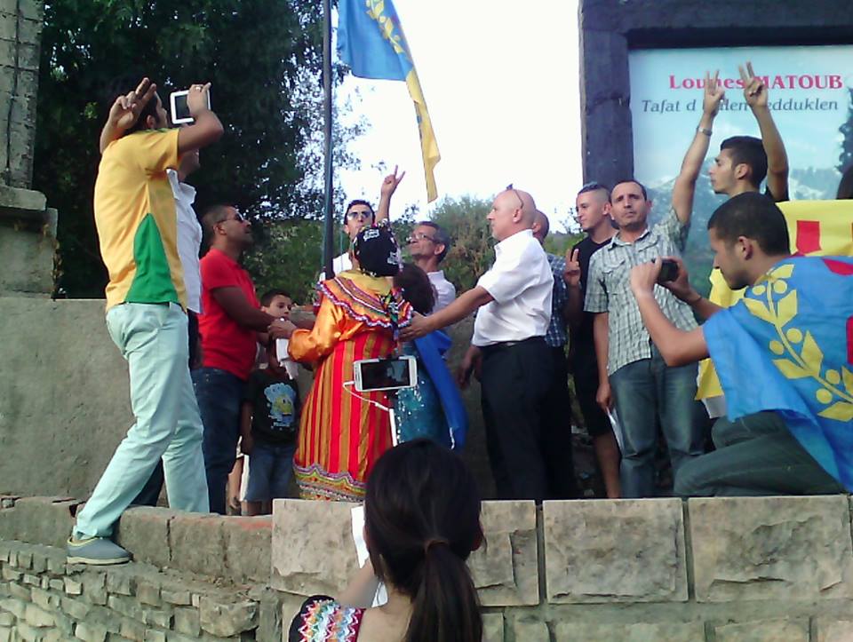 Lever du drapeau national kabyle à Ait Issad: Un événement historique Lever du drapeau national kabyle à Ait Issad: Un événement historique