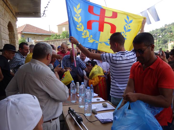 Lever du drapeau national kabyle à Ait Issad: Un événement historique Lever du drapeau national kabyle à Ait Issad: Un événement historique
