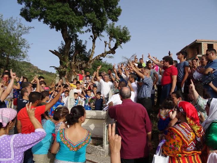 Lever du drapeau national kabyle à Ait Issad: Un événement historique Lever du drapeau national kabyle à Ait Issad: Un événement historique